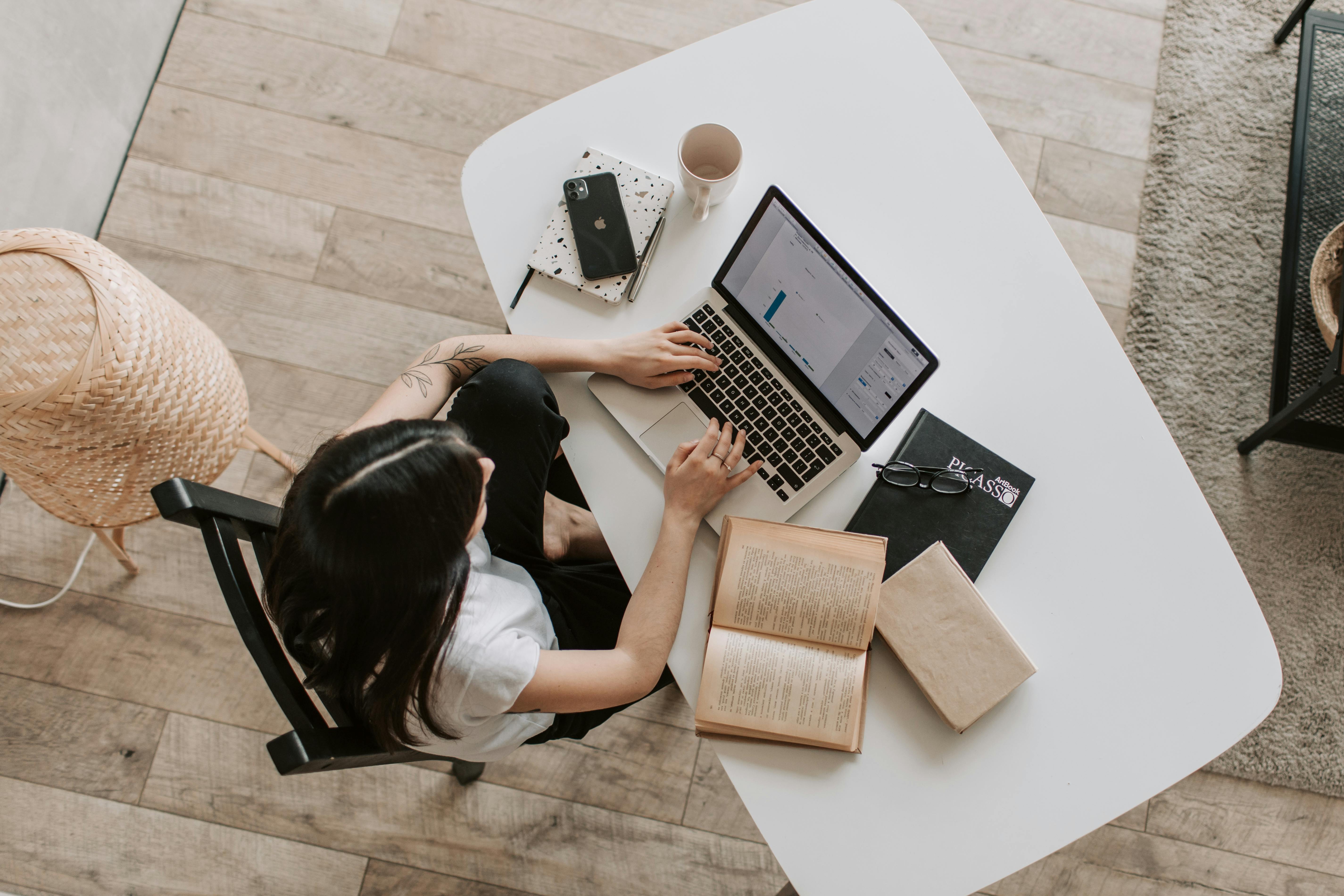 How to Make Money as a Virtual Interior Designer in 2026
